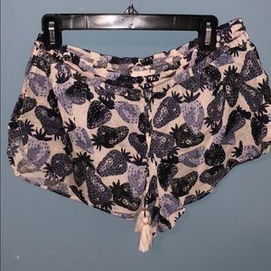 Flowy Shorts strawberry pattern